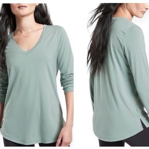 NWT Athleta Women’s Mineral Green Long sleeve Essential V Neck Top Size Xl